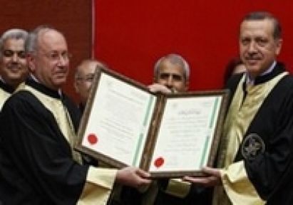 Erdoğan'a Şok!Doktorasını Aldılar...