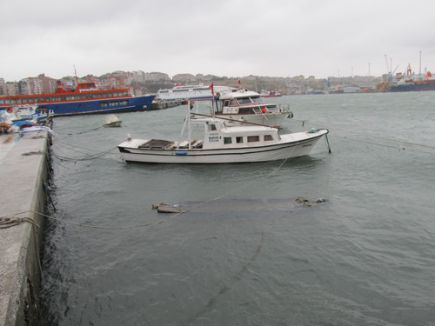 Fırtına balıkçılara hasar verdi, deniz ulaşımını aksattı