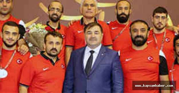 Genç milli güreşçilerden madalya...