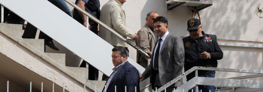 Gözaltındaki polisler adliyeye sevkedi...