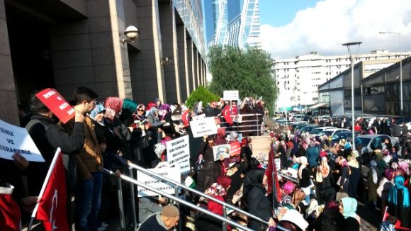 Gün boyu demokrasi nöbetinde bekliyorlar