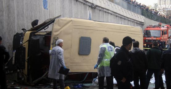 Güngören'de minibüs altgeçide düştü