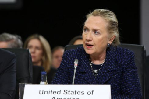 Hillary Clinton'a ayakkabı fırlatıldı...