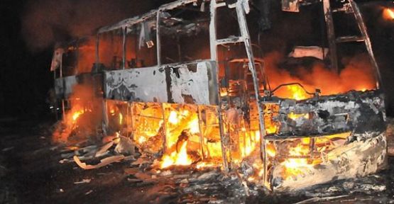 Hindistan'da otobüs yandı