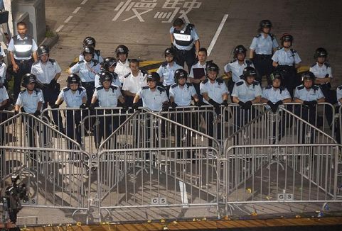 Hong Kong'da polis geri çekildi