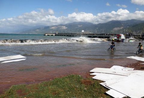 İskenderun'da deniz taştı...