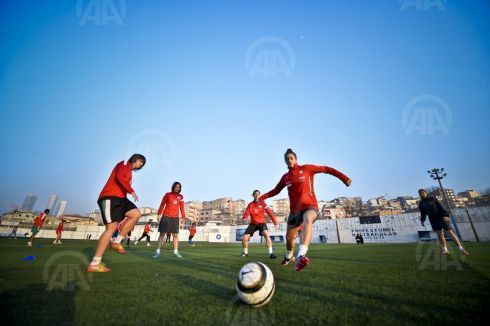 Kadın futbolu gelişiyor...