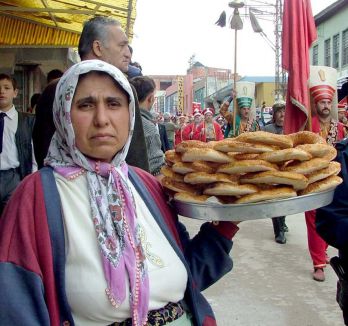 Kadın hem evde hem işte çalışıyor...