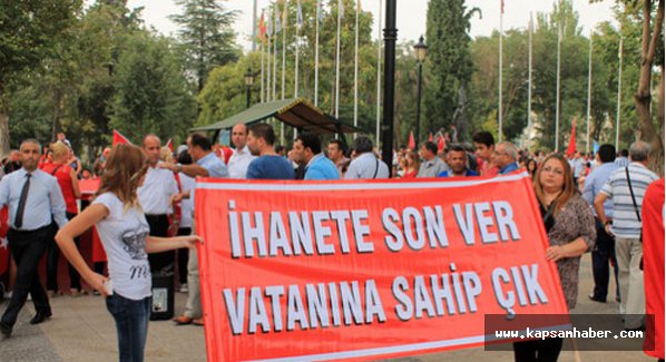 Kadınlar dev Türk bayrağı taşıdı