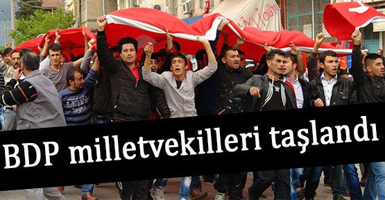 Kalabalık Bir Grup BDP'lileri Taşladı
