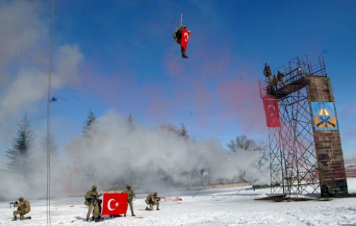 Komandoların tatbikatı göz kamaştırdı