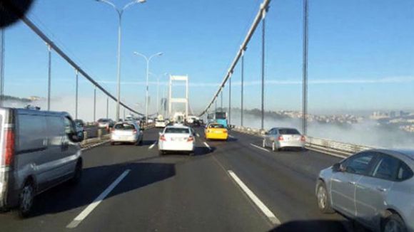 Köprüye Yaklaşan Gözlerine İnanamadı