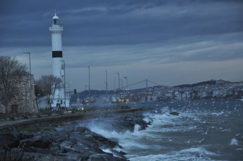 Kuvvetli rüzgar sebebiyle bazı deniz seferleri iptal edildi