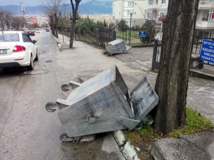 Lodos tabelaları uçurdu, zehirlenmelere neden oldu