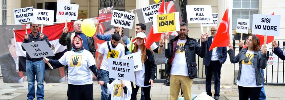 Londra Mısır'ı protesto etti...