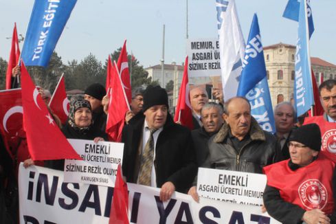 Memurlar bordro yaktı, helva ve ayva dağıttı