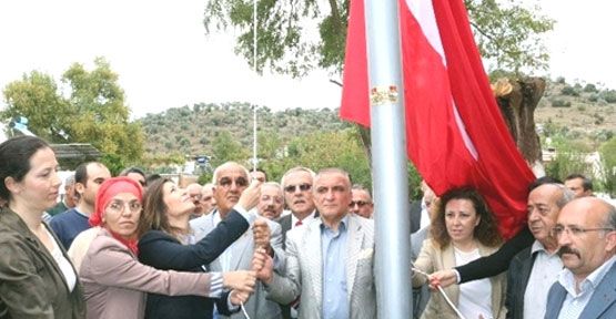 Menderes'in Köyüne Türk Bayrağı