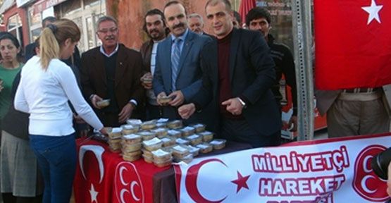 MHP Ardahan Kadın Kolları aşure dağıttı