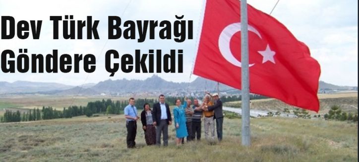 MHP'li Demirel Dev Bayrağı Göndere Çekti