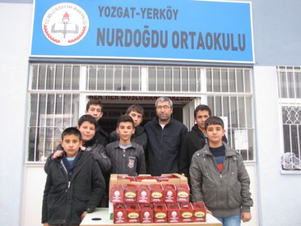 Öğrenciler kandil simidi dağıttı