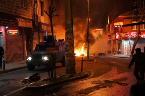 Okmeydanı’nda izinsiz gösteriye polis müdahalesi