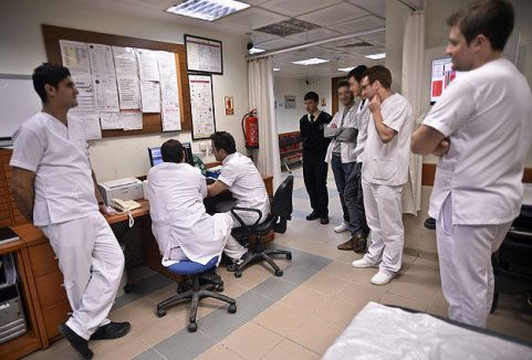 Özel hastanelere yabancı doktor izni