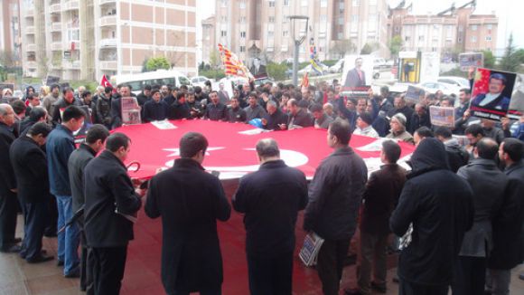 Özgür medyaya operasyon tepkisine polis engeli