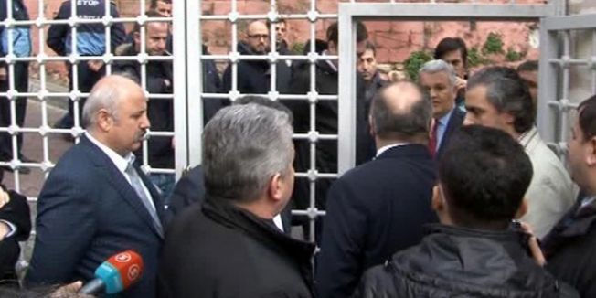Polis, Gazeteciler ve Yazarlar Vakfı’nın Eyüp’teki binasını bastı