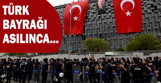 Protestocularla Polisler birlikte slogan attı
