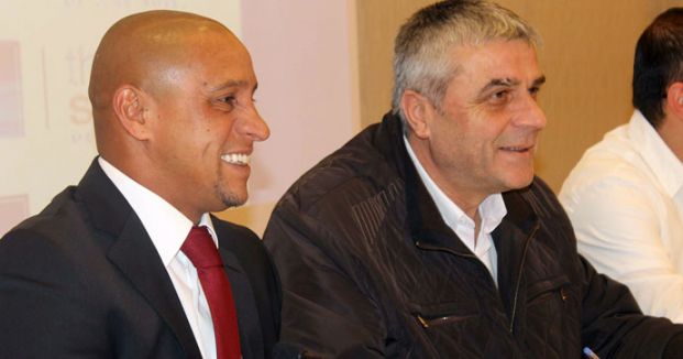 Roberto Carlos imzayı attı