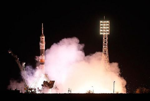 Rus Soyuz uzay aracı, UUİ'ye kenetlendi