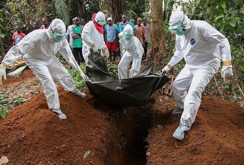 Sağlık çalışanları da Ebola kurbanı