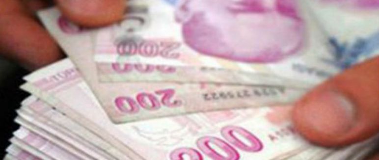 Sahte polise inanıp 30 bin lirayı park halindeki aracın altına bıraktı