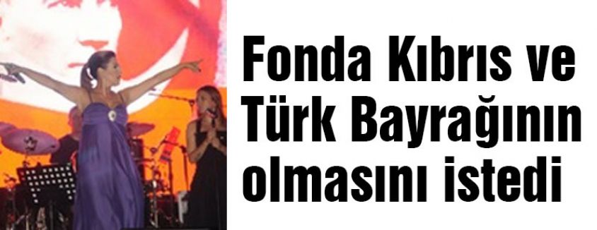 Sanatçı, Fonda Kıbrıs ve Türk Bayrağının olmasını istedi