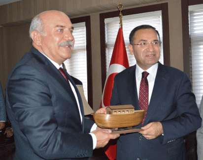 Seçim tarihini değiştirdi...
