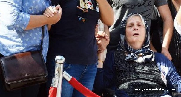 Şehit annesi AKP'lileri görünce sinir krizi geçirdi