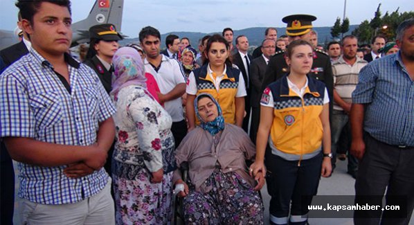 Şehit oğlunun tabutuna sarılması yürekleri dağladı