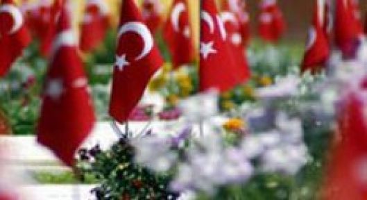 Şehitlikte Türk Bayrağı ve Slogana Yeni Karar