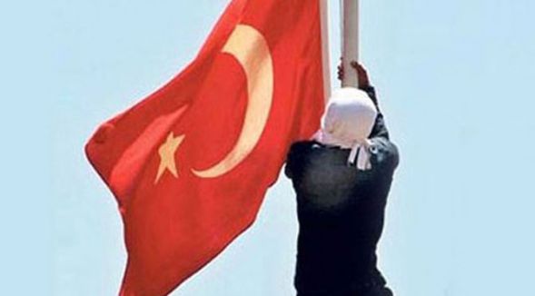 Seyhan ilçesinde bayrak indirildi