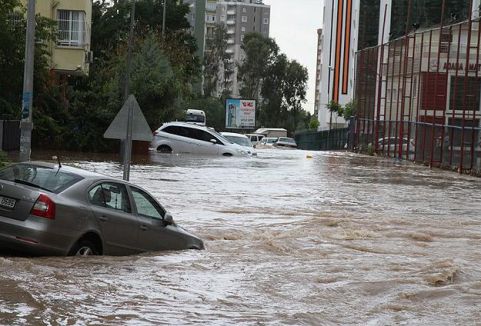 Şiddetli yağış su baskınlarına yol açtı