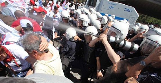 Taksim'de TKP'lılara müdahale