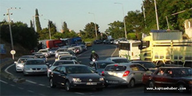 Tatilciler yollarda ve vapur iskelelerinde yoğunluk oluşturdu