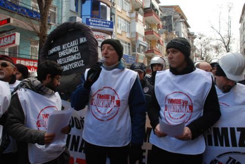 Torba yasayı siyah çelenkle protesto etmeye polis engel oldu