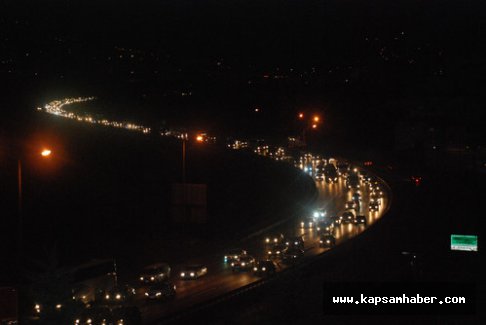 Trafik yoğunluğu gece de devam ediyor...