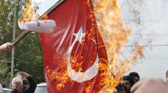 TSK: Adıyaman merkezde Türk bayrağını yaktılar