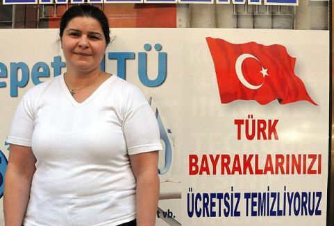 Türk bayrağını ücretsiz temizliyorlar...