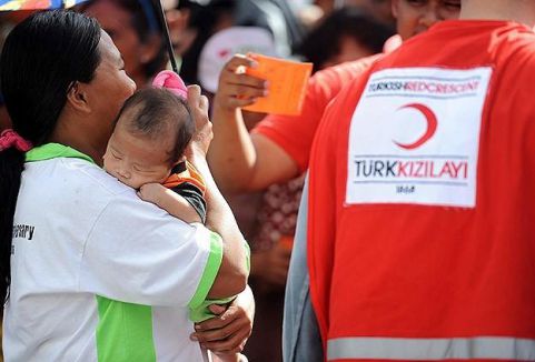 Türk Kızılayı yüzleri güldürdü...