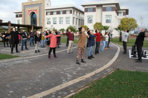 UAÜ’de öğrenciler ve öğretim üyeleri güne Çin egzersizi ile başlıyor