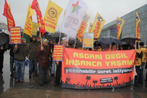Yağmur altında asgari ücrete zam istediler