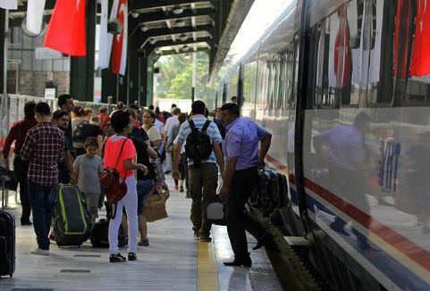 YHT'de bayram yoğunluğu...